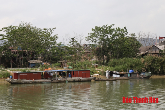 Tàu thuyền hoạt động trên sông Lèn, đoạn qua huyện Hà Trung.