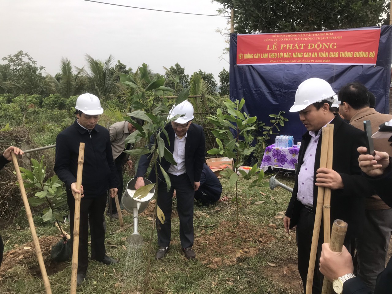 Sở Giao thông Vận tải phát động phong trào Tết trồng cây làm theo lời Bác, nâng cao an toàn giao thông đường bộ xuân Quý Mão 2023 